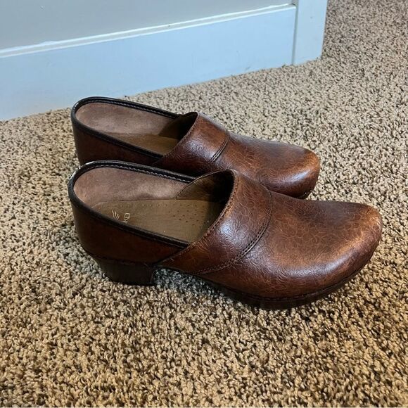 Dansko BROWN FLORAL TOOLED CLOG - Picture 4 of 16